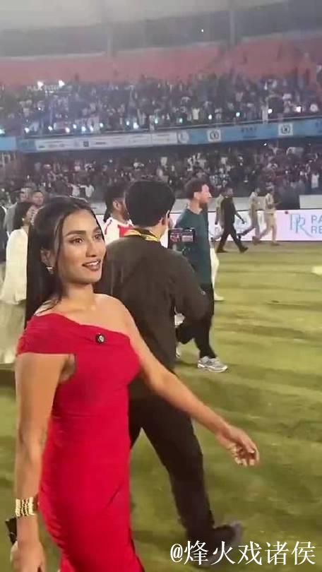 红裙印度女主持携手梅西同游绿茵场