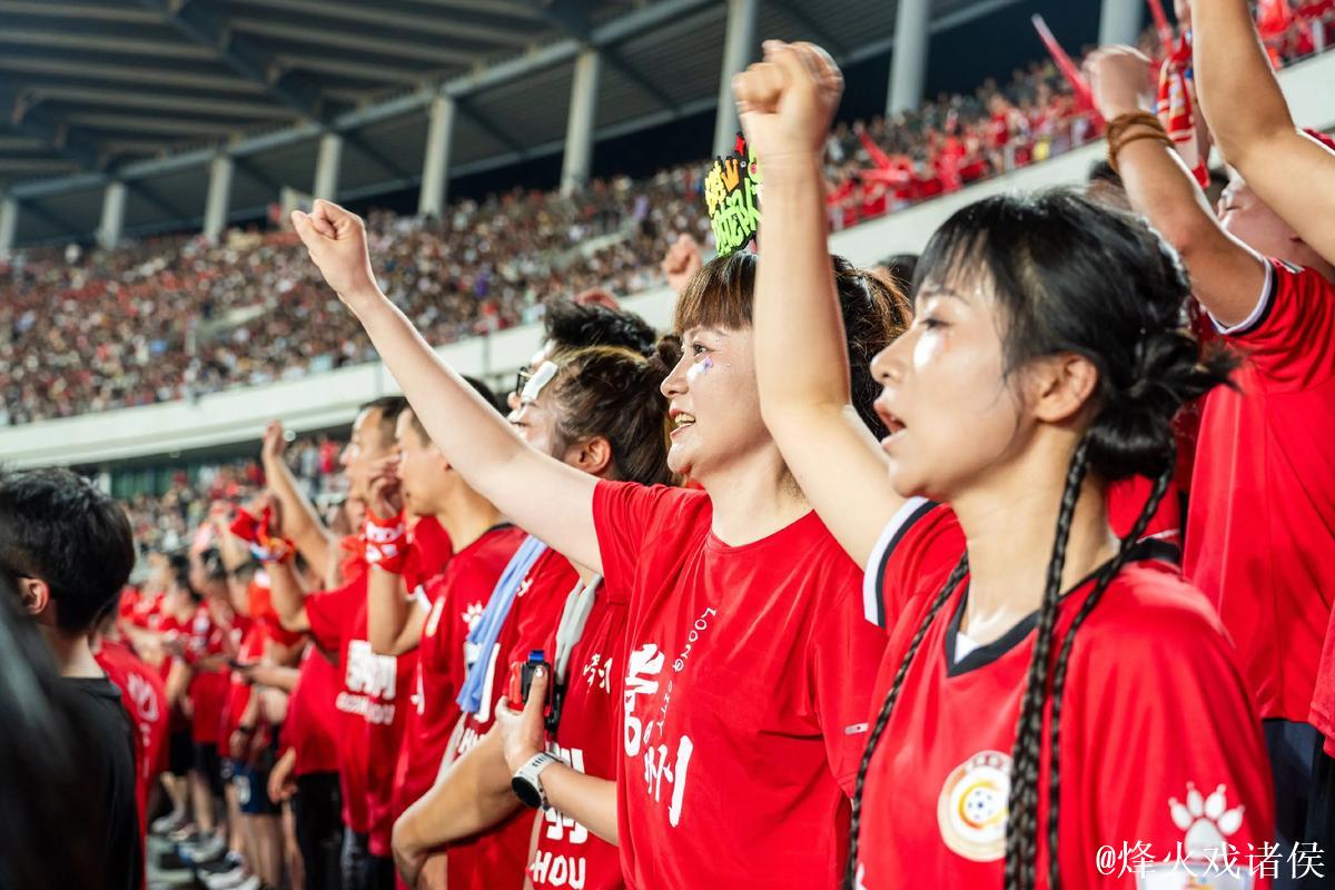 苏超球员与球迷亲密接触