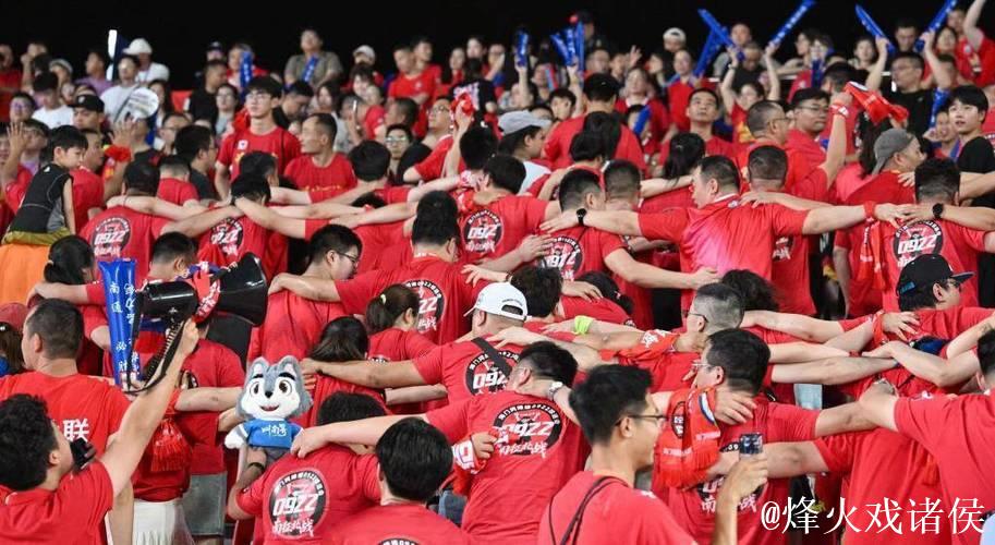 苏超球员与球迷亲密接触