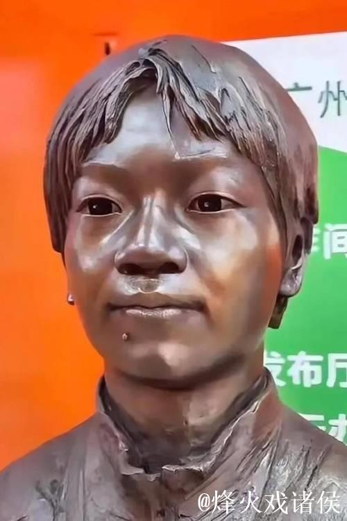 广州一学校为全红婵立雕像，细节还原度极高，连嘴角小痣都刻画精致